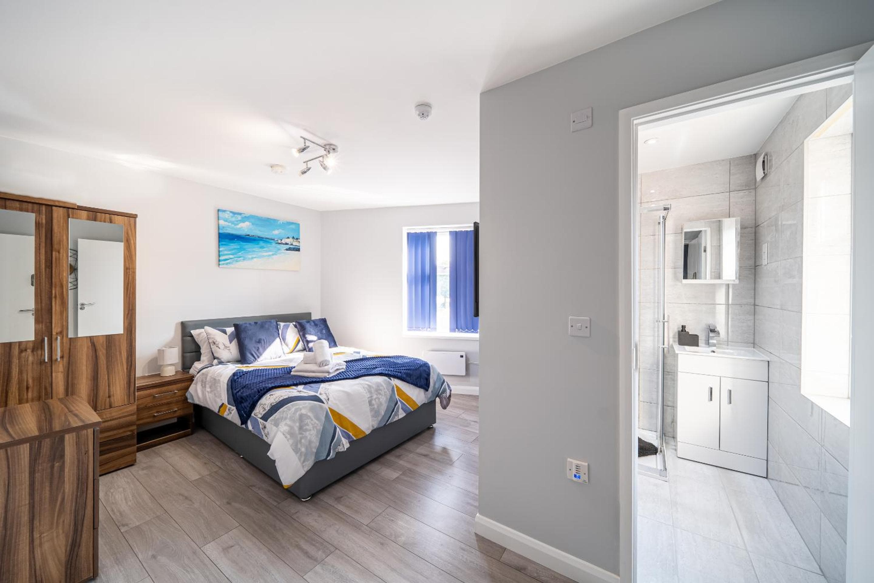 BV Studios with Ensuite Showers & Share Kitchens Prime Location near Hospital, Town Center Apt 4