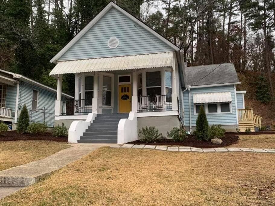 Cedar Blossom Bungalow is a cozy getaway with a 5 minute walk to downtown!