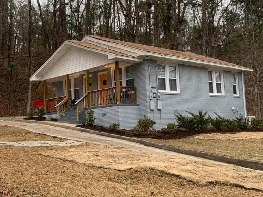 Spring Bungalow - A cozy getaway in downtown Hot Springs!