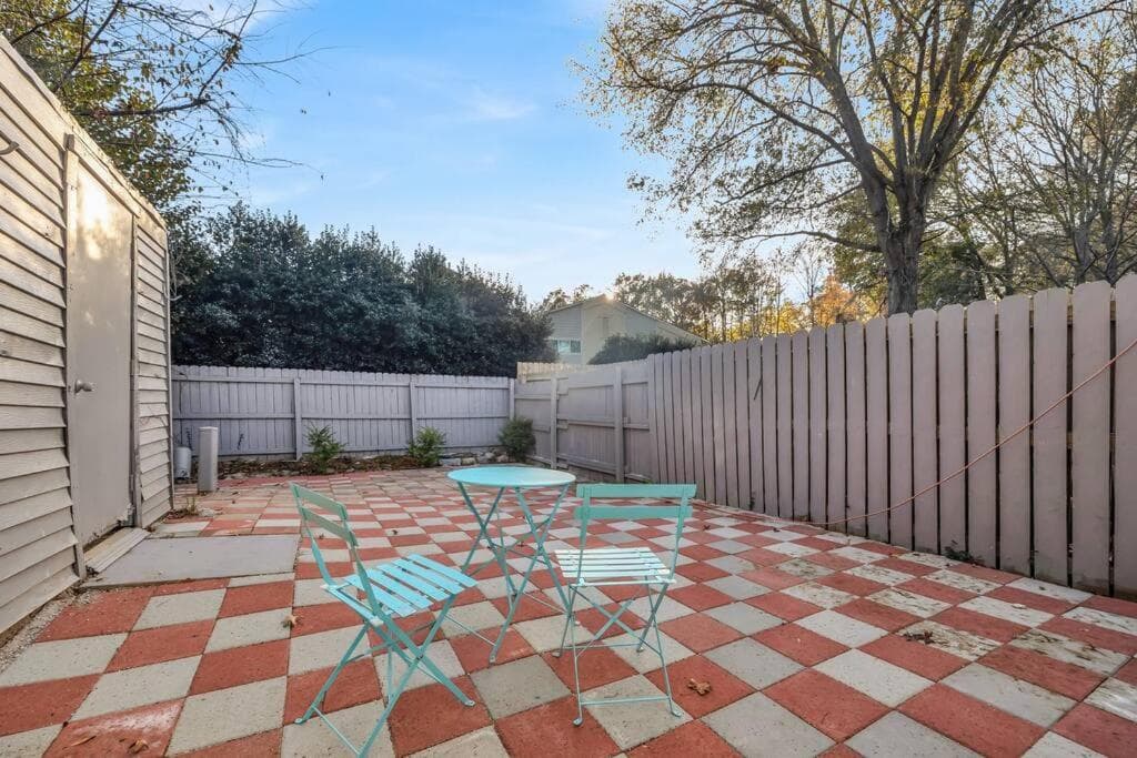 Townhouse in ATL Suburbs,Backyard & Parking!
