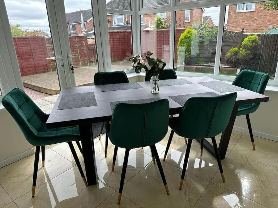 Tennyson House - Cul De Sac 3 Bedroom House for Families, Business Travellers, Contractors, Free Parking & Wifi, Nice Garden, fully furnished