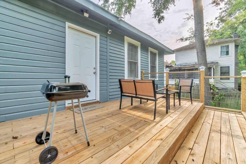 *The Rustic Haven Hideout Near Downtown*