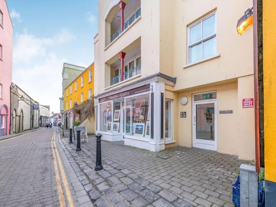 The beautifully central Flat 3 The Cobourg Tenby Sat to Sat booking only in school summer holidays