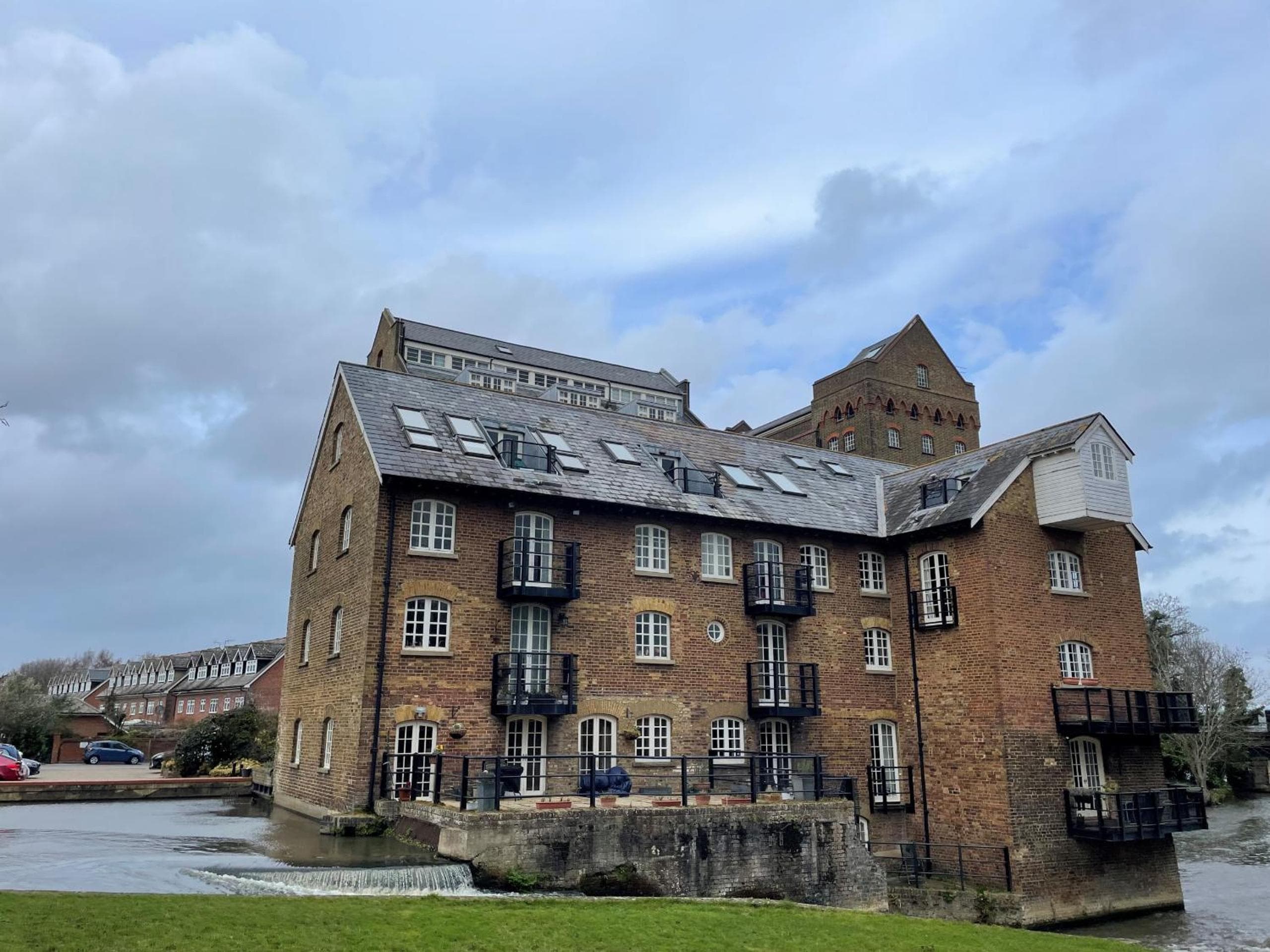 Addlestone Weybridge Stunning 2 bedroom 2 bath