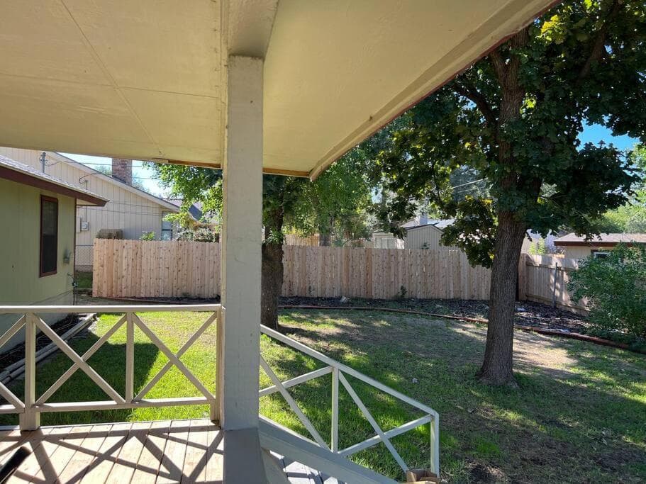Private Retreat Shady Oak Backyard, PetFriendly