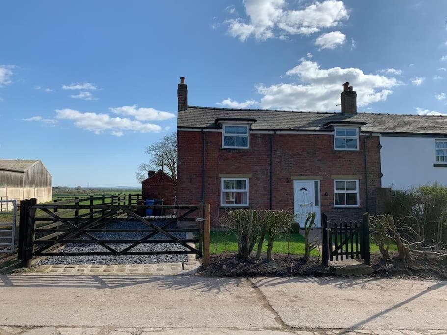 Newton Hall Farm cottage, hot tub garden views Nr Lytham Ribby