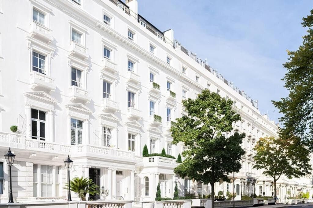 Modern Hyde Park Home with Private Entrance & Private Back Patio near Bayswater & Paddington Stations