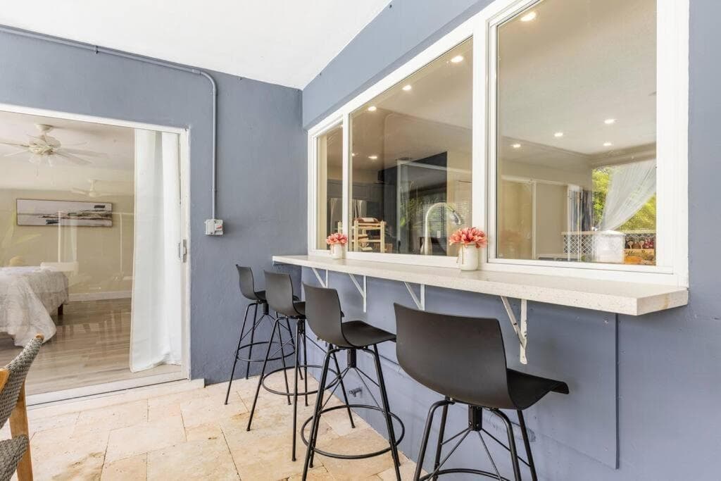Spacious 4 Bedroom 3 Bathroom House with Heated Pool and Outdoor Shower close to FFL Airport and Cruise Port