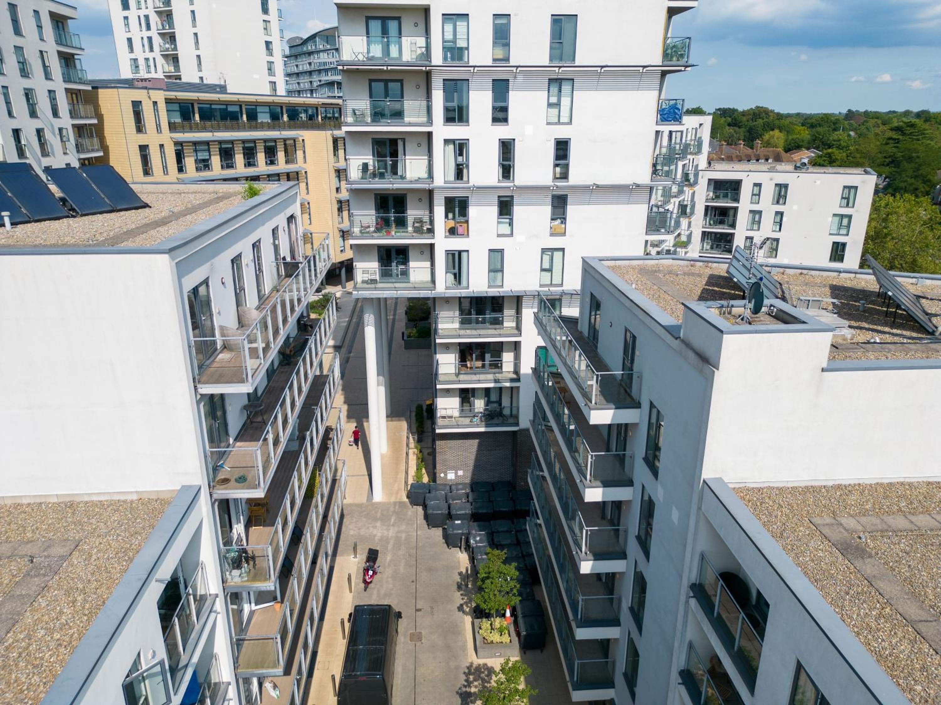 Spacious Apartment in Woking Town Centre