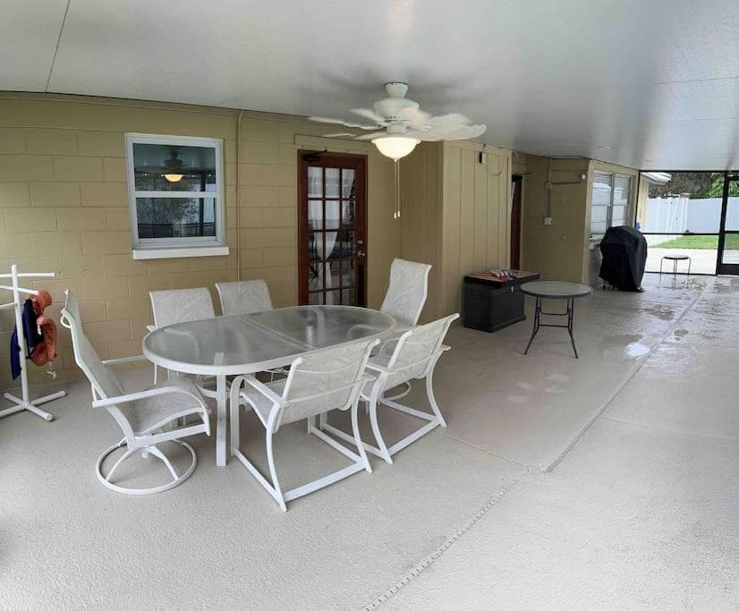 Lake Valrico's Camelot Court with HEATED POOL & access to private lake