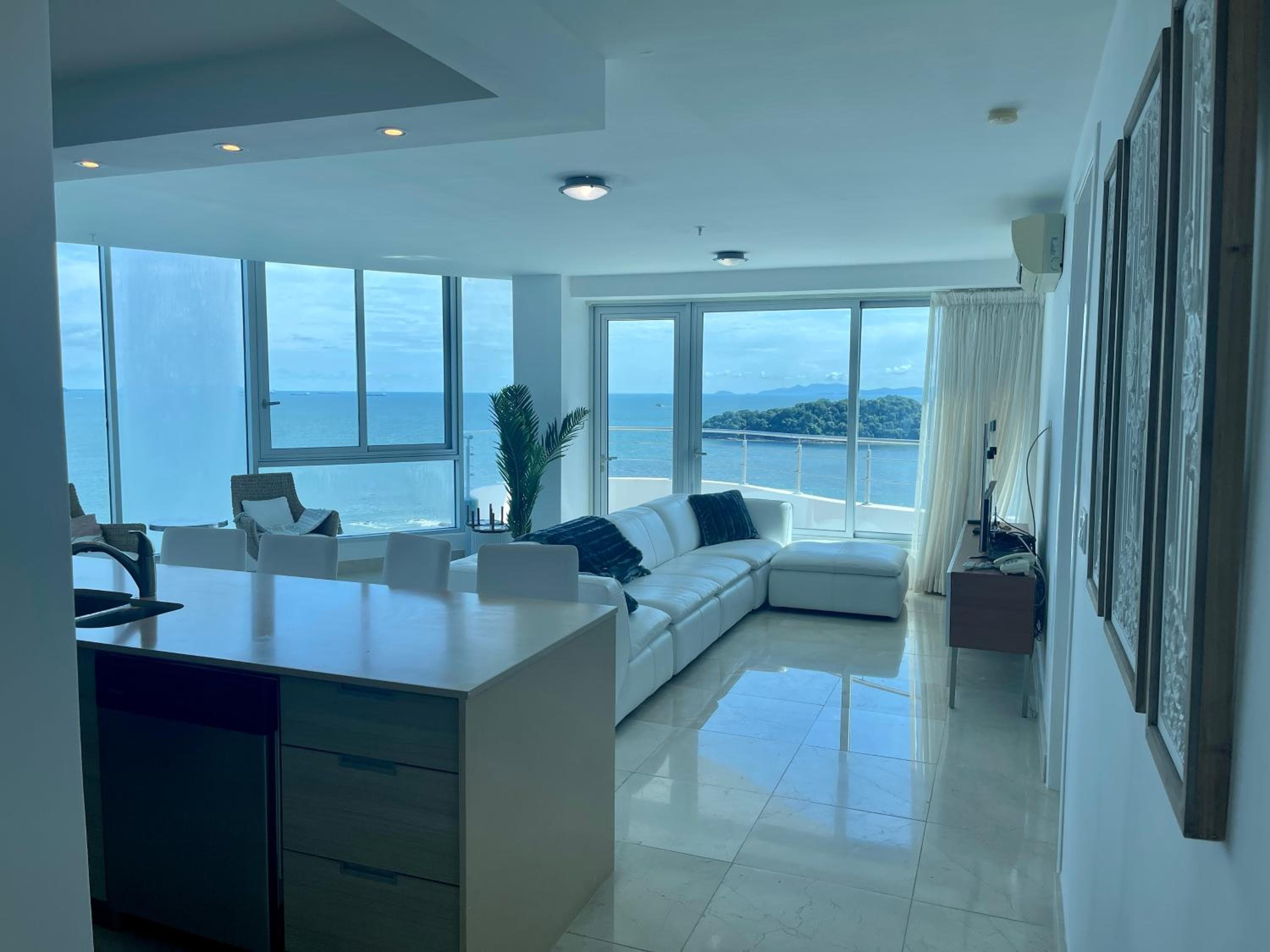 17E Beautiful 2-Bedroom Ocean View Apartment