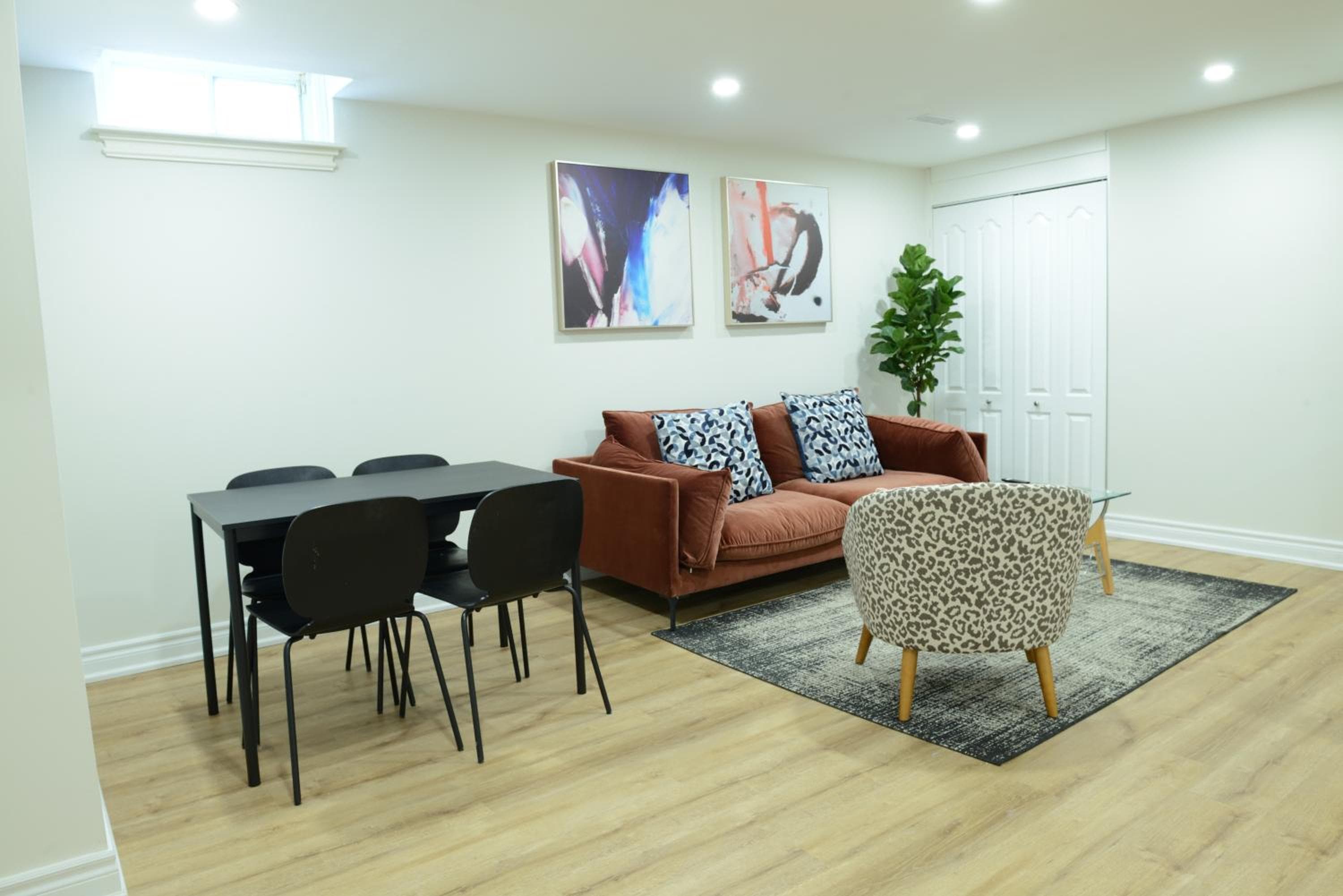 Spacious 2Bed-Room Free parking in central Richmond hill