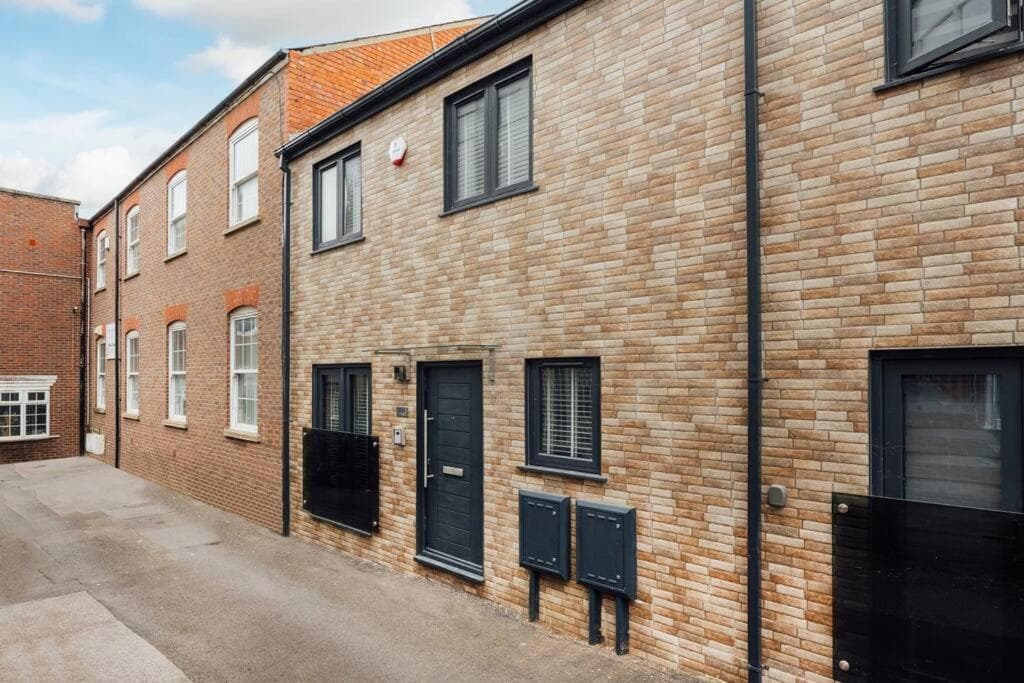 Modern 2Bed House - Walk to Station & High Street, Near Surrey Hills & Denbies Vineyard