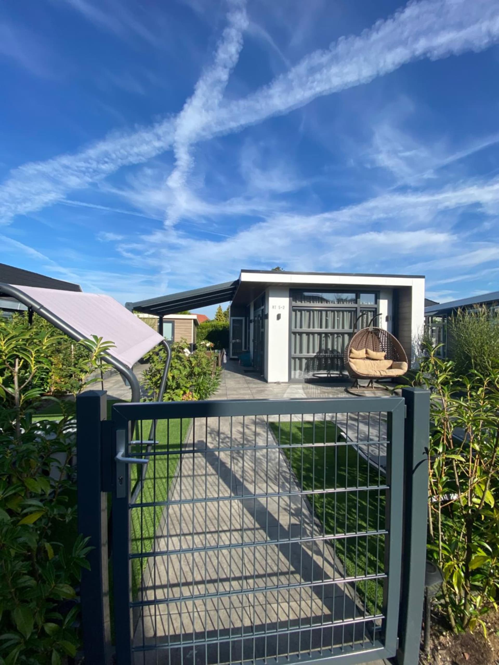 LUXUS Cube Ferienhaus Chalet am See mit Schwimmbad in Lathum NL