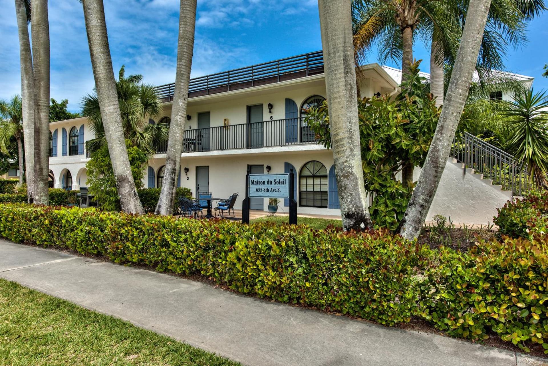 Le Monaco - 1 BR Romantic Condo! Getaway Steps from 5th Ave S Stylish Coastal Retreat with King Bed Beach Access and Prime Location, Near Dining Shopping a