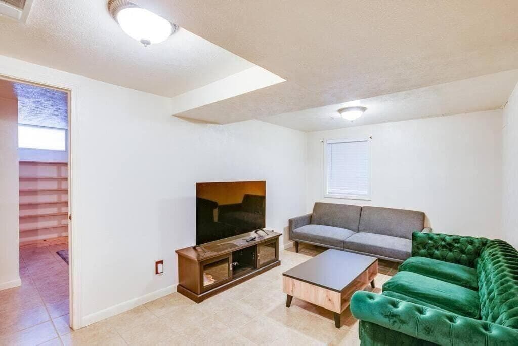 Home 3 Minutes from Notre Dame Sleeps 8