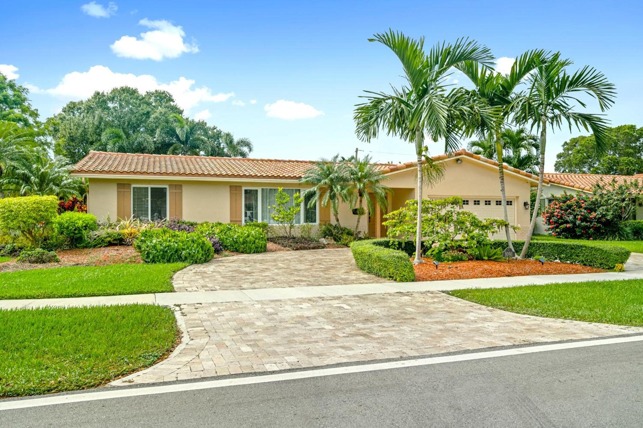 Spacious 4BR/3BA pool home, stylishly decorated