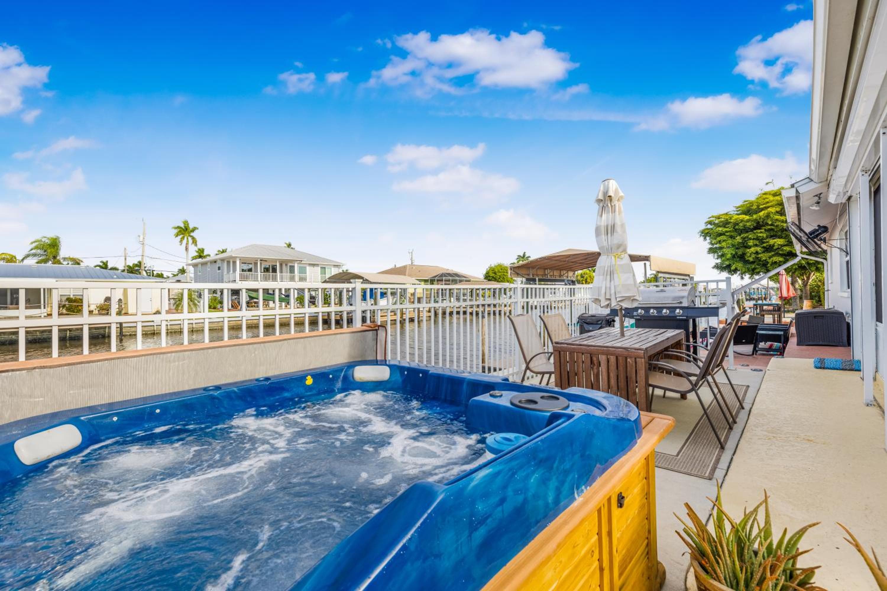 Hot tub and Dock Gilligan's on the Island