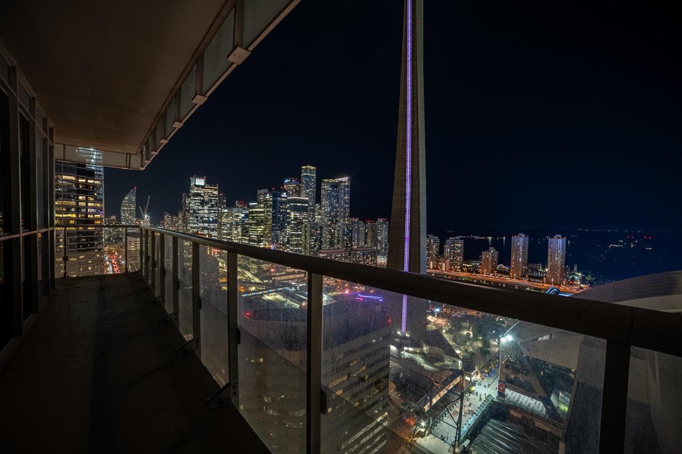 Designer condo w/ CN Tower view & parking