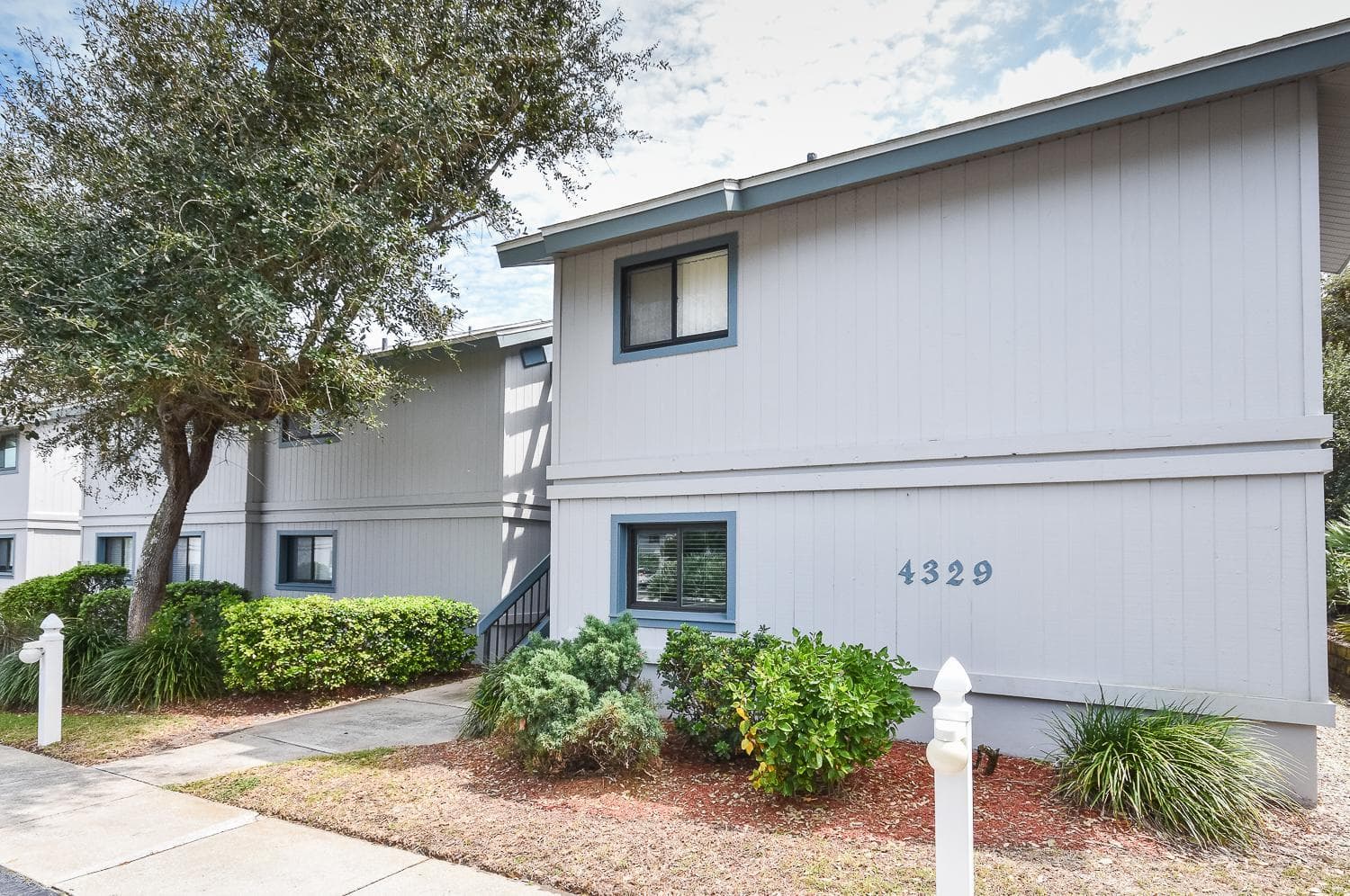 Beautifully updated bright and cheery 2nd story condo near pool beach access- SC261