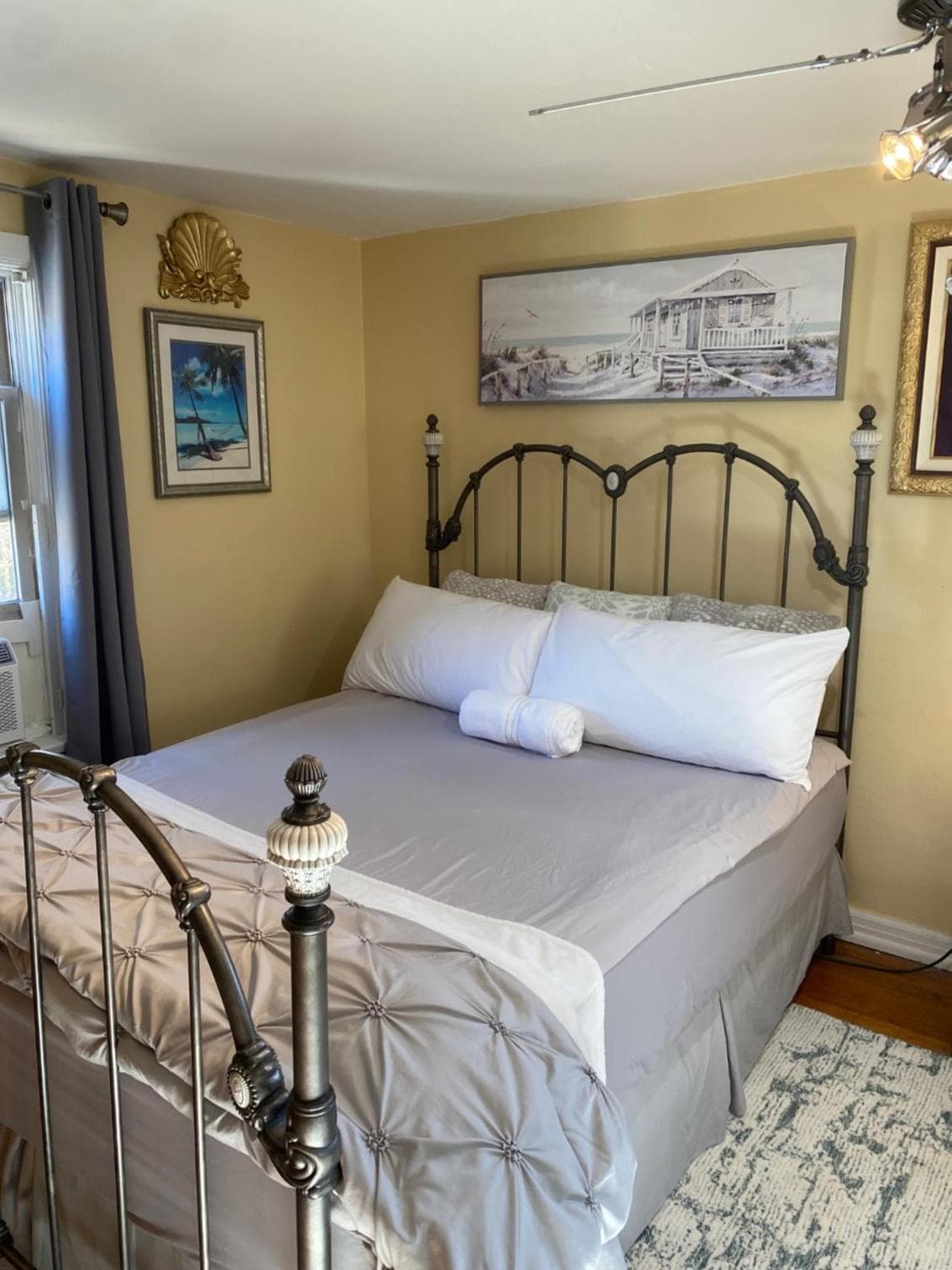 Cozy room in house at Airport & Highway