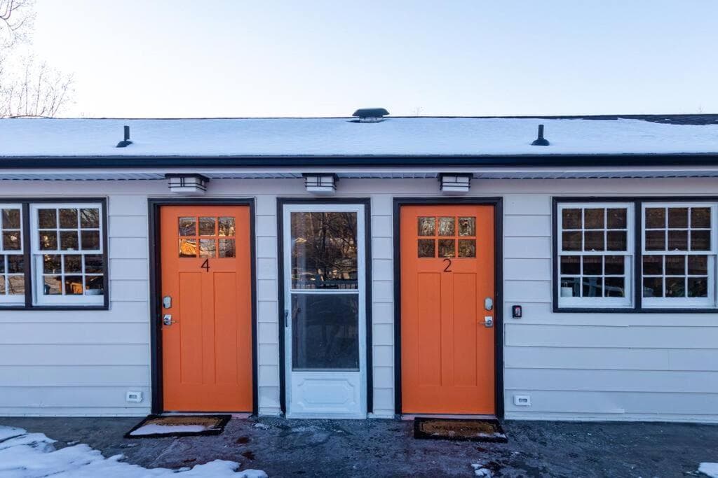 Rear deck w/ Soaking tub + Wi-Fi & Parking