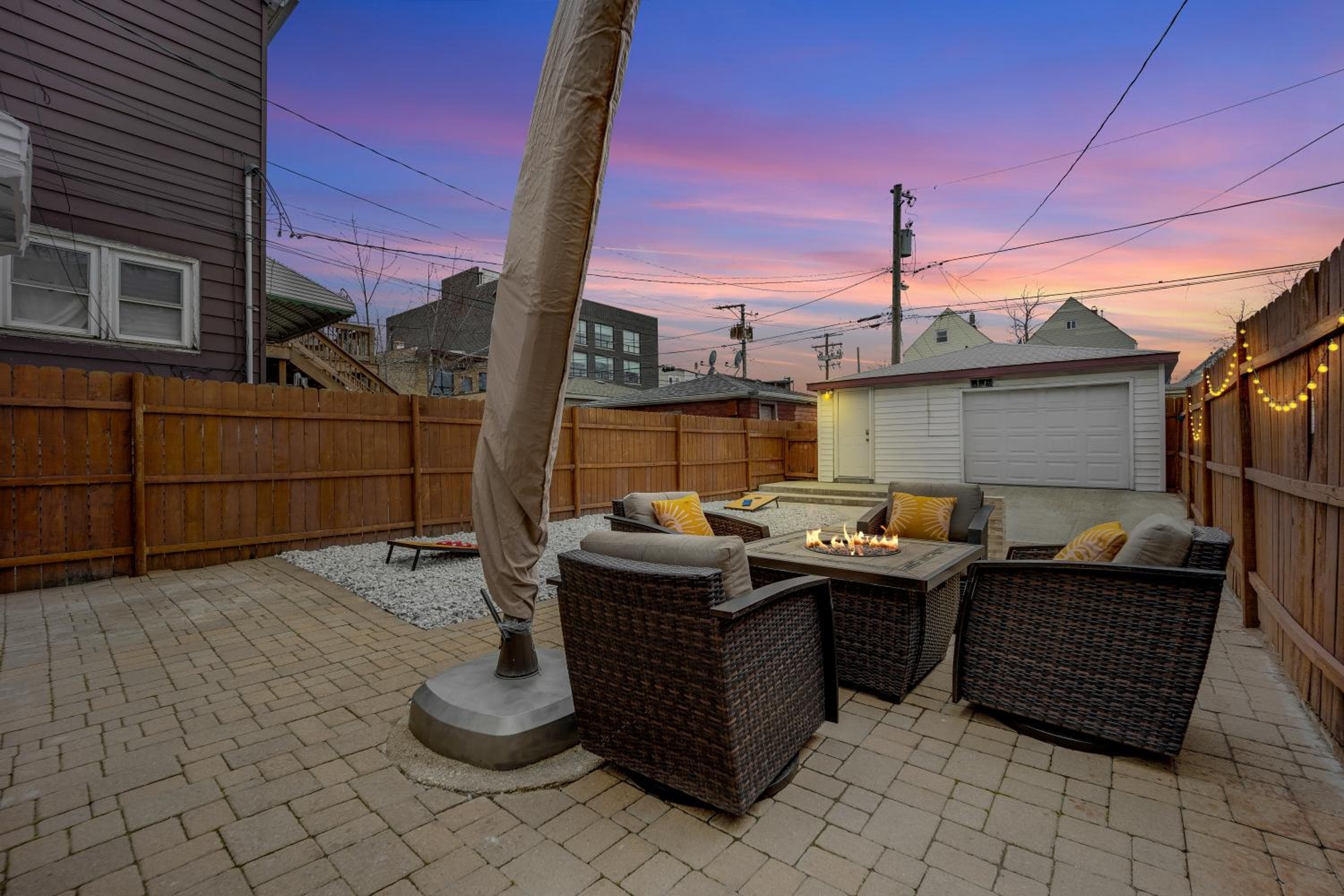 The Logandale: HUGE Mid-Century Home, sleeps 15