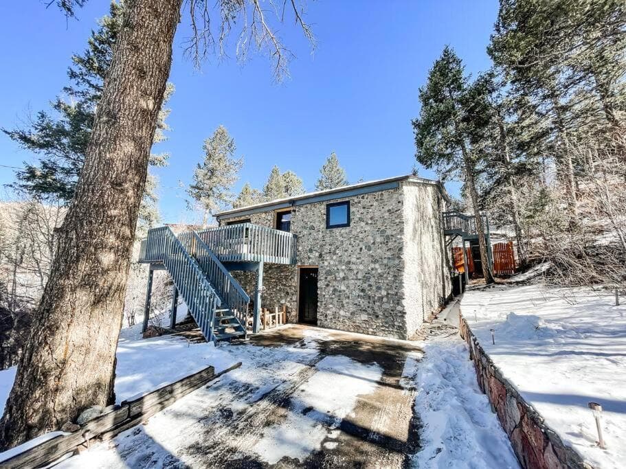 River Rocks Retreat HOT TUB/FIRE PIT/MTN VIEWS