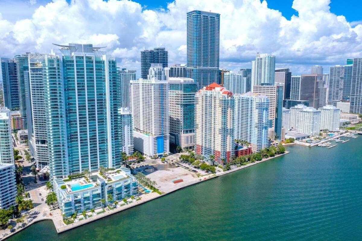 Upscale Brickell 2 bedroom with water views and free parking
