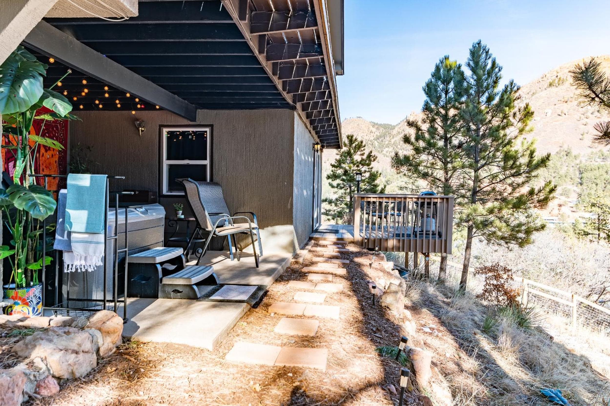 Winnemucca Spa - Private Guest Suite - Hot Tub, Sauna, Views