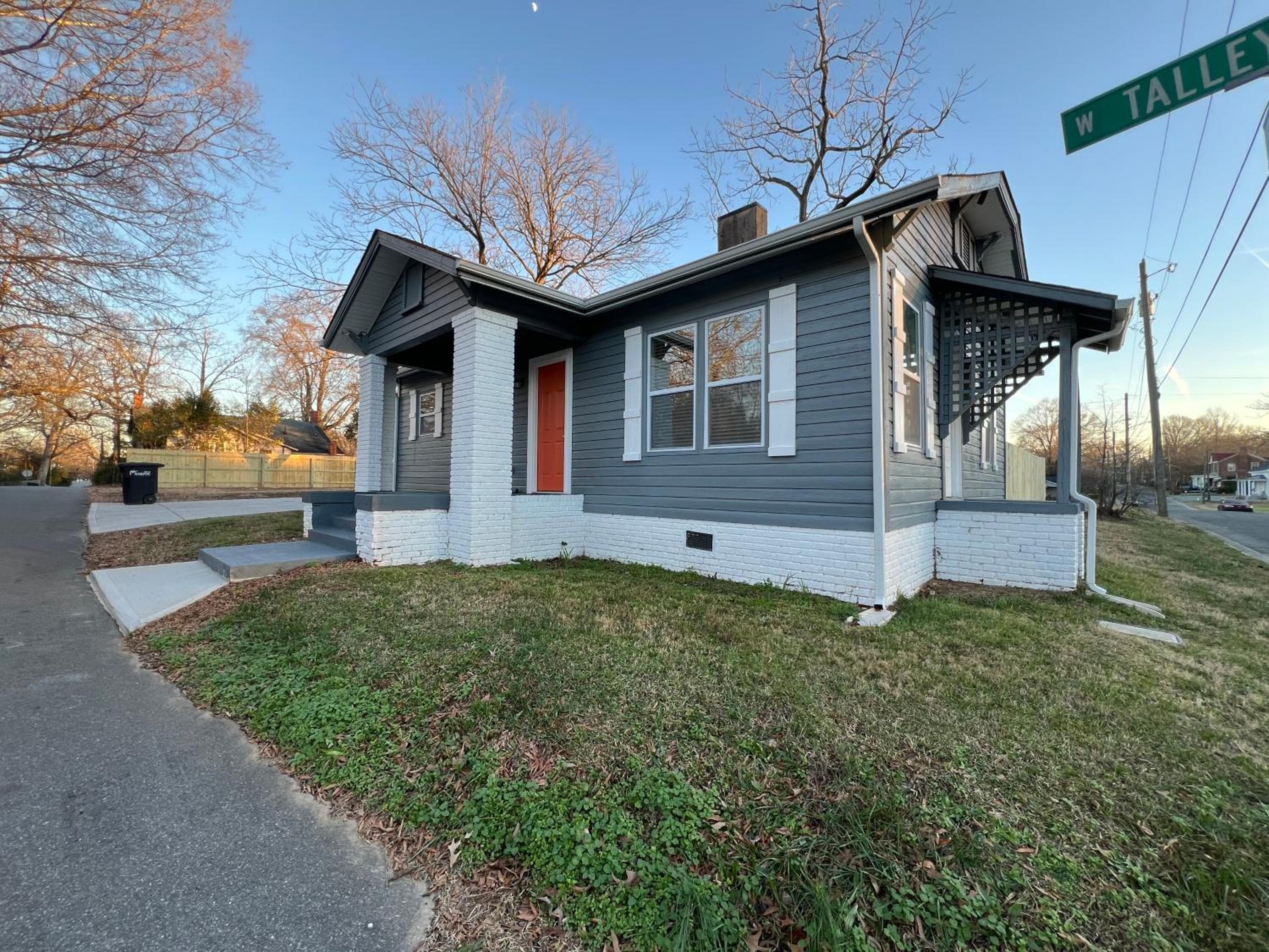 Mid Century 1/4 mile to Downtown Main Street - breweries, coffee, dining, shops