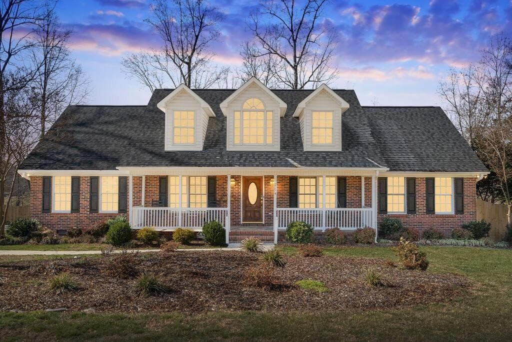 Fantastic Cottage with big backyard near the city
