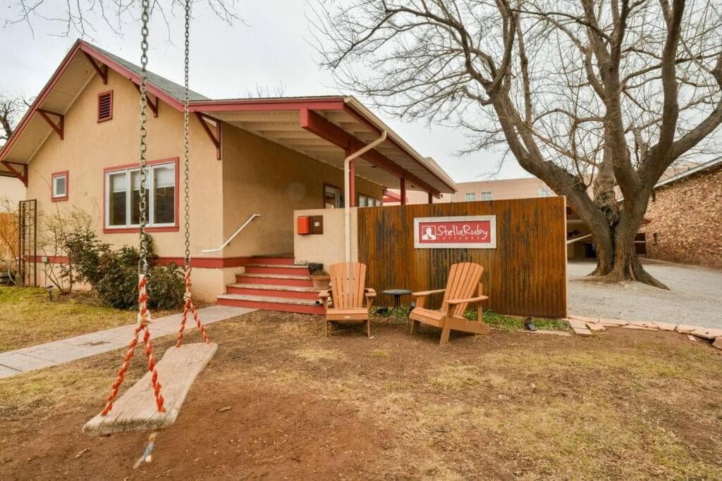 Stella Ruby Cottages (Scarlet) - Steps to Downtown!