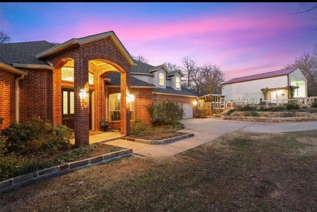 Quiet 1 Acre Lake House Nestled in the Woods 4B/4B