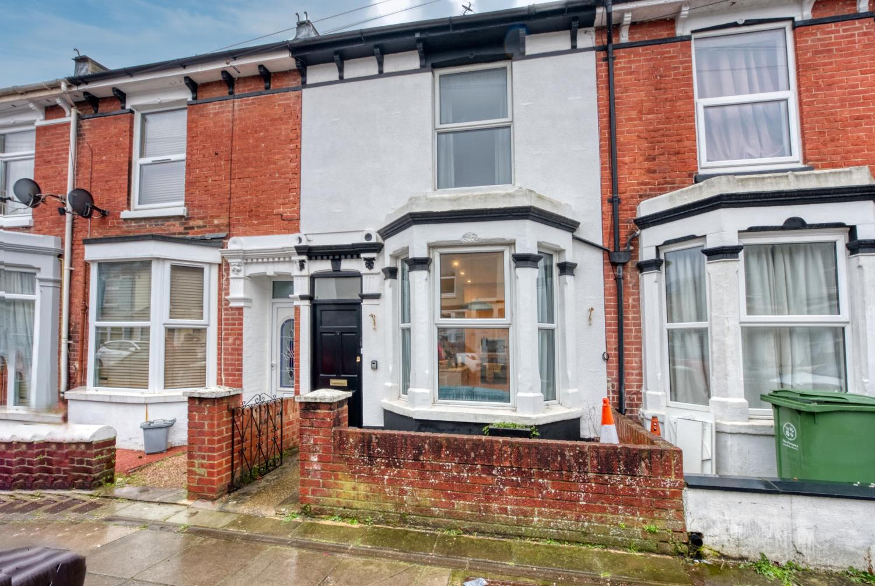 3-BR Spacious Stylish House, Central Portsmouth Sleeps 6, Parking - By Blue Puffin Stays