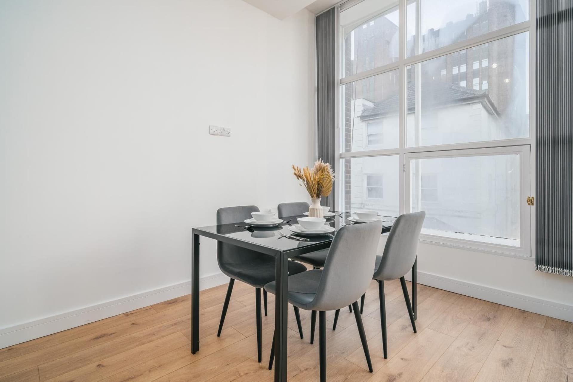 Town Centre 2-Bed Free Parking Walk to Station and Mall