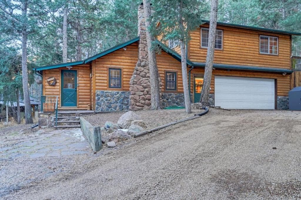 Chic chalet w/ hot tub, ping-pong, arcade bball