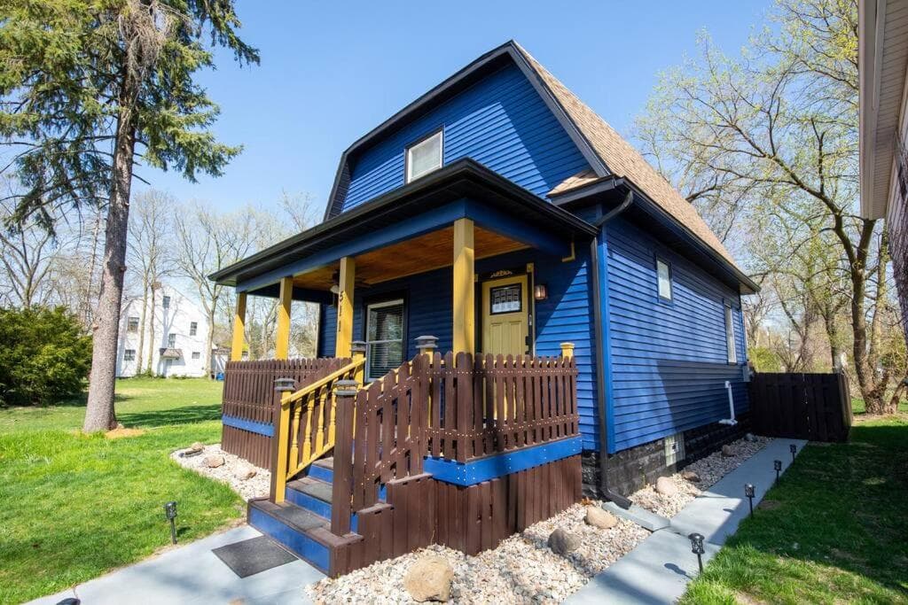 Walk to ND, Hot Tub, Lux Kitchen, Pet Friendly