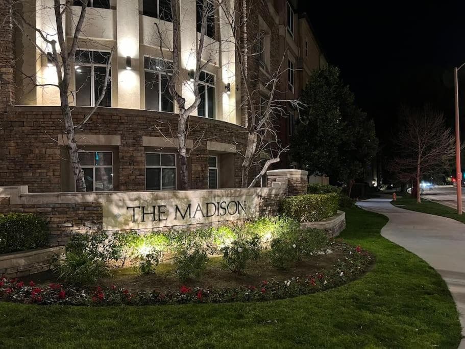Luxury Modern Condo 3-min from Six Flags w/PS5, 1GB Fast Wi-fi Kingbed