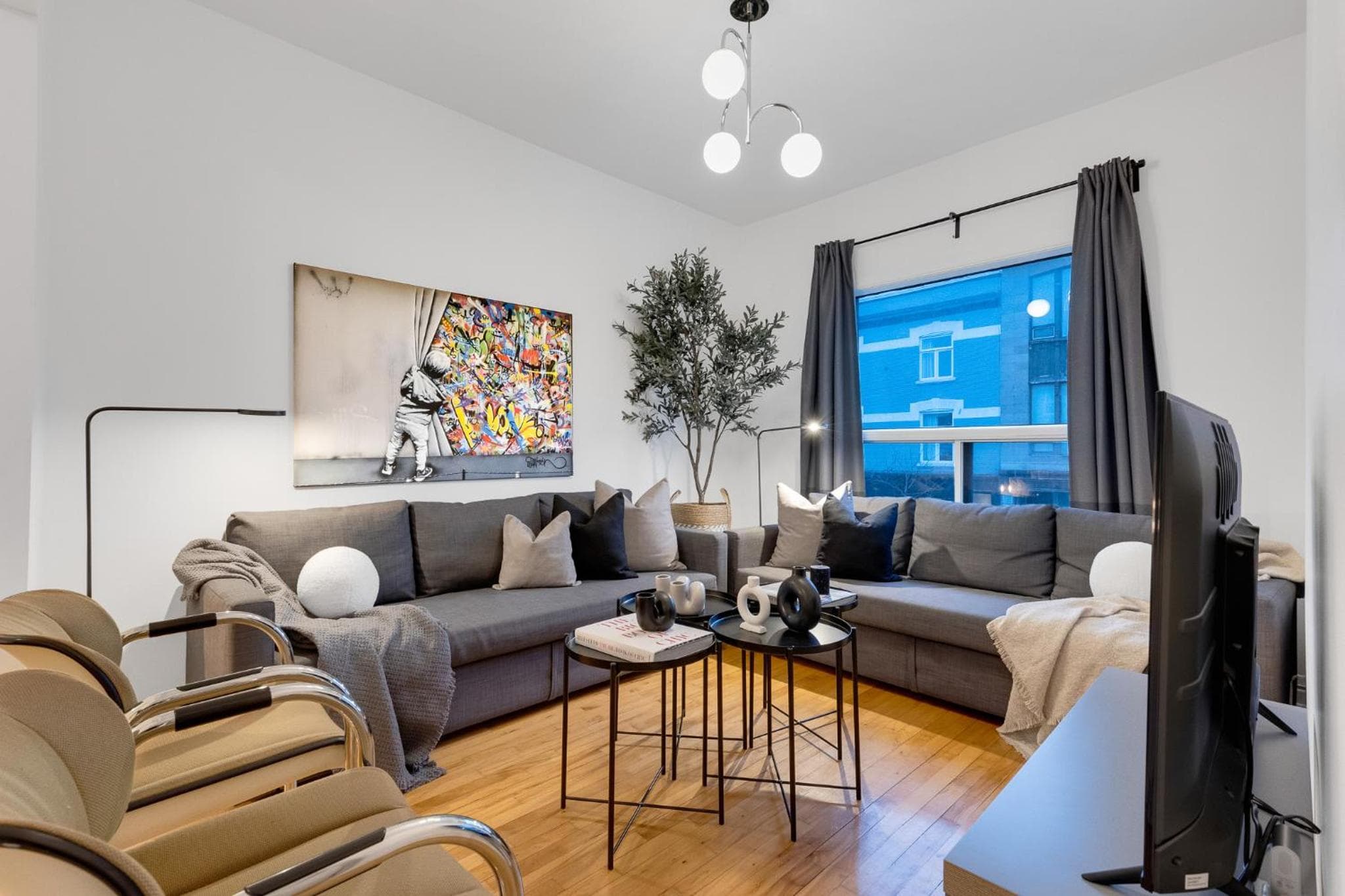 LiV MTL Avenue Spacious 3BR Rooftop Suite Near Downtown Montreal