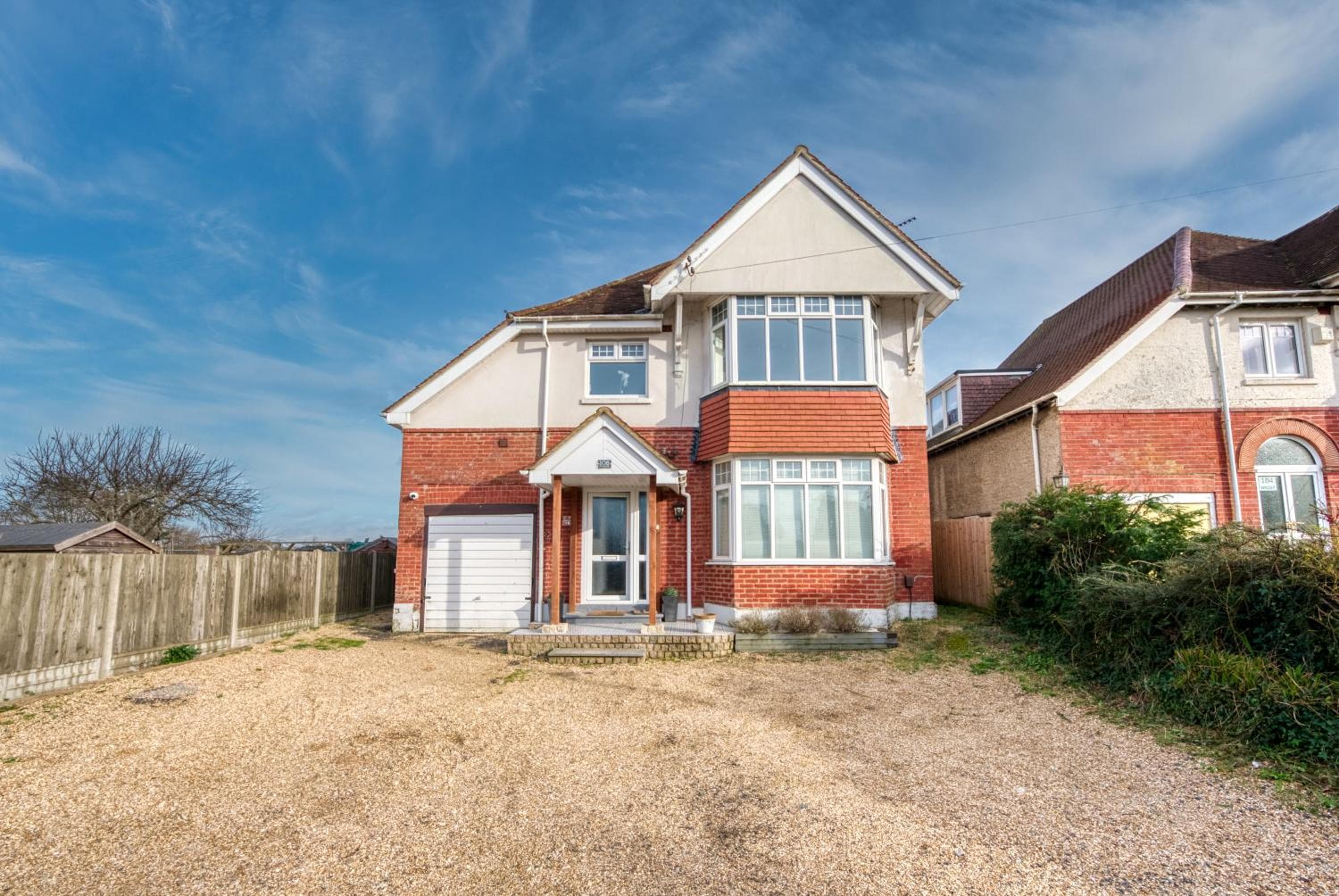 LONG TERM STAY SPECIAL OFFER AVAILABLE! 5-Bedroom Spacious, Stunning Design, Sociable Areas & Cosy House Near South Downs Park, Sleeps 11 with GAMES Room,
