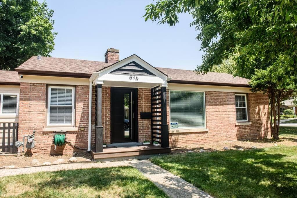 Peaceful home, walking distance to AHts downtown