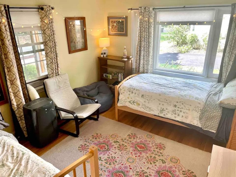 Cozy studio near DC (in walkable Falls Church, VA)