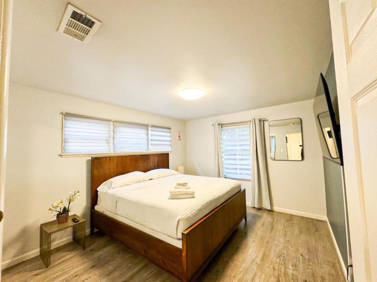 Cozy 2-Bedroom Haven Near Downtown