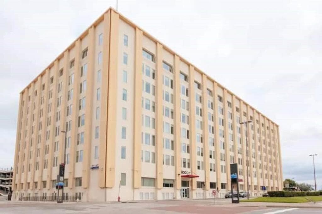 Dallas Downtown Stay with Pool and Walkable Access