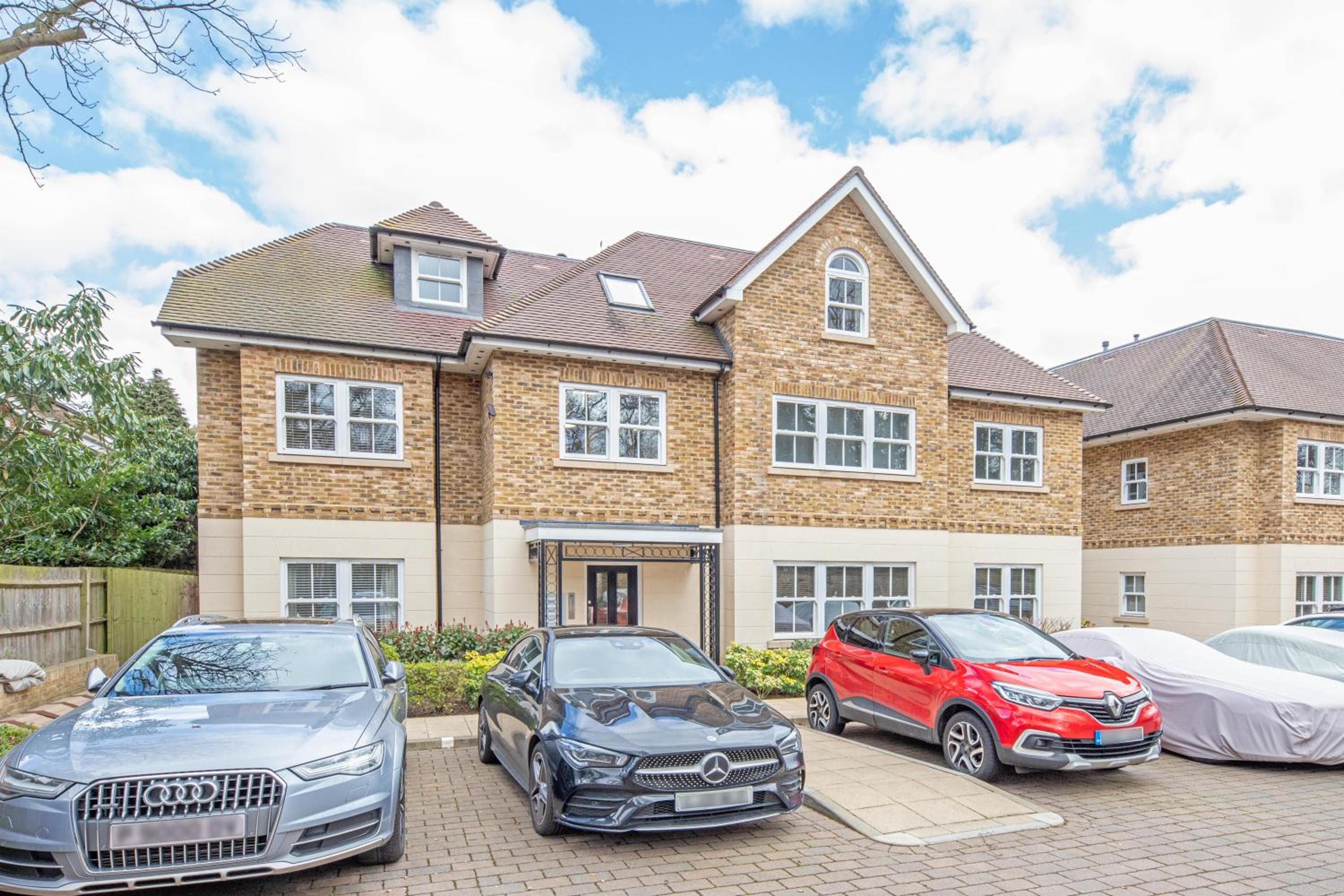Luxury 2 Bed Apartment - 28 mins train to London