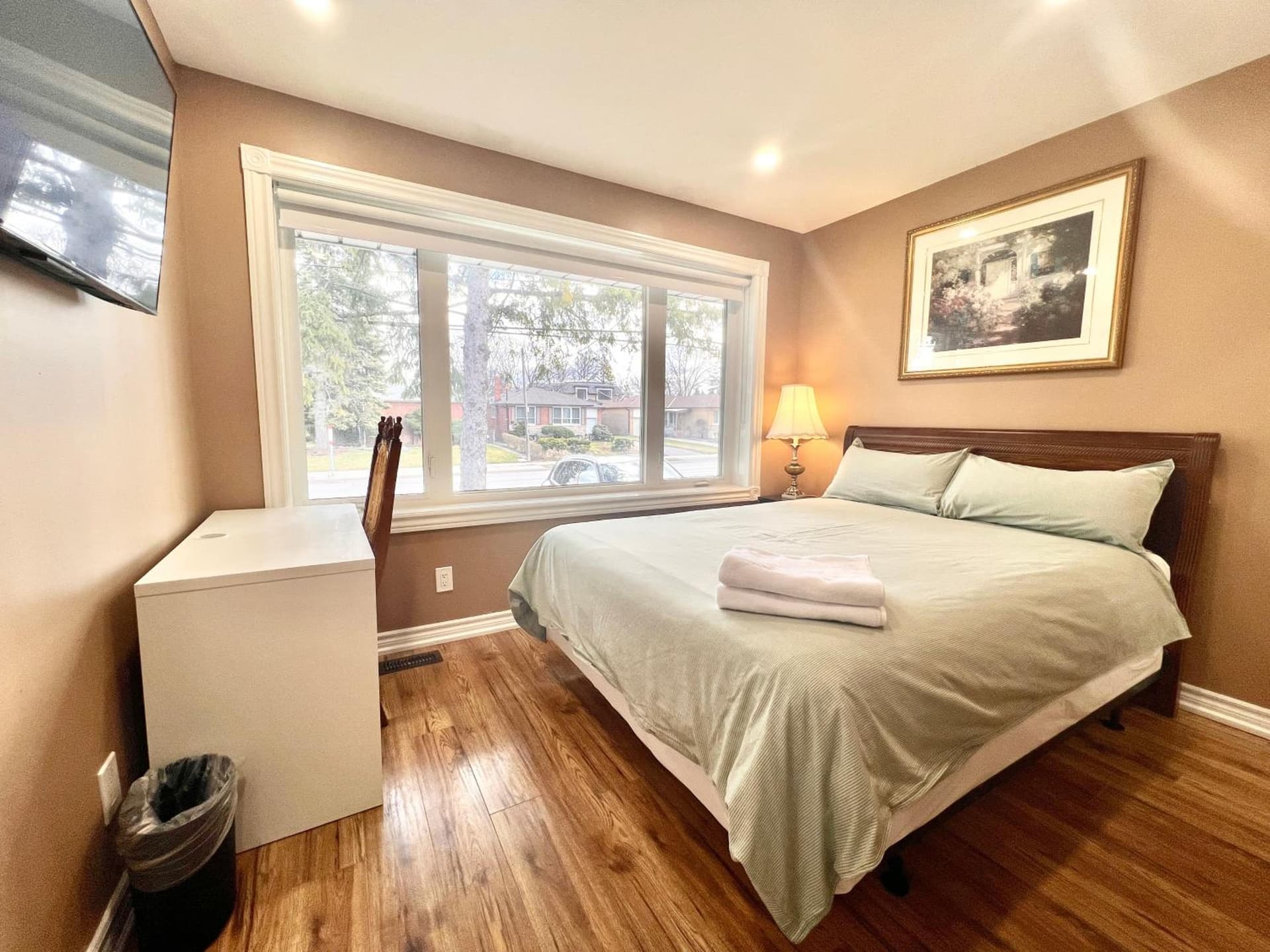 Renovated Rooms 10-min to Finch Subway Near Yonge St