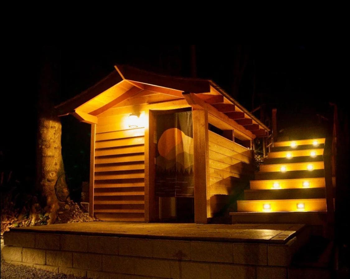 Sungate on Salt Spring - Luxurious Suite with Cedar Hot Tub & View