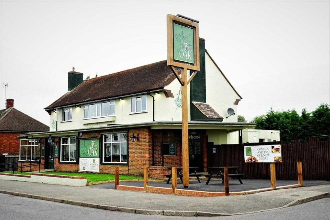 "The Cromwell" I Contractor's Haven Borehamwood I 3 - 6 Beds I Free Parking, Netflix & Sky Sports