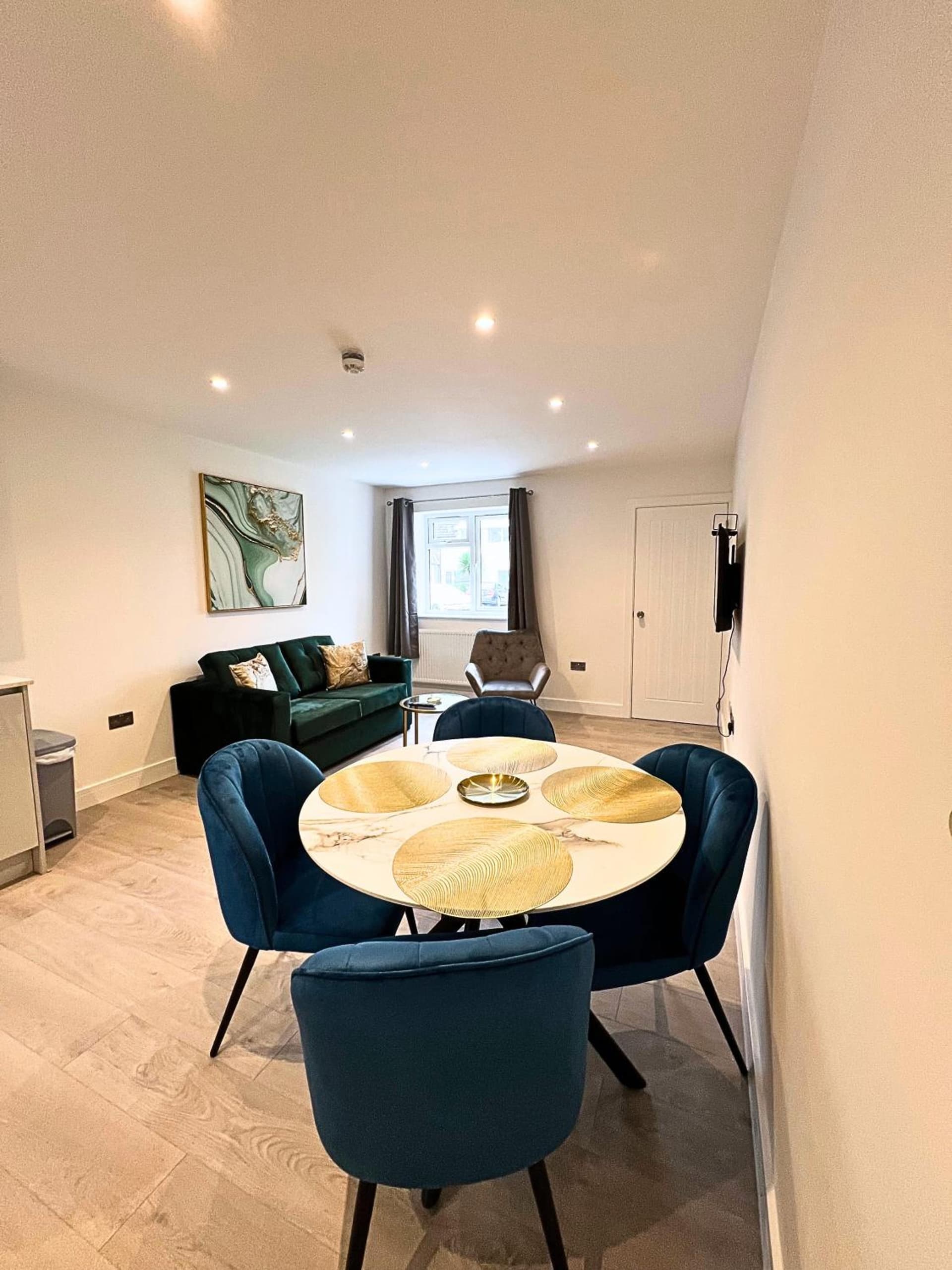Near Heathrow Airport -FREE Parking-Full apartments-Near M4-1 bus LHR